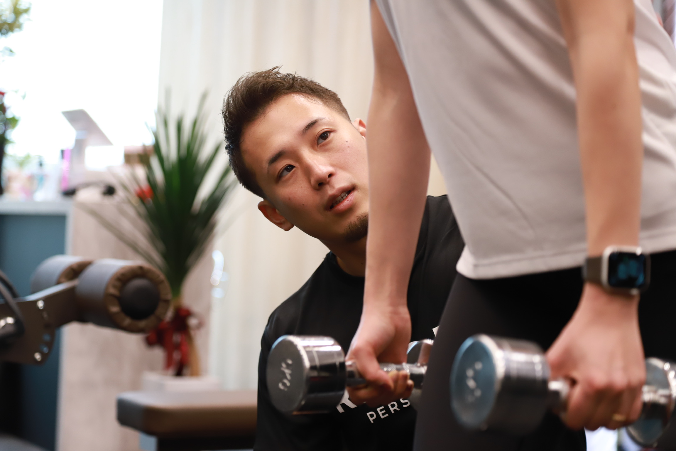 姿勢が変わると若く見える理由｜40代から“見た目年齢”に差が出る本当の原因とは